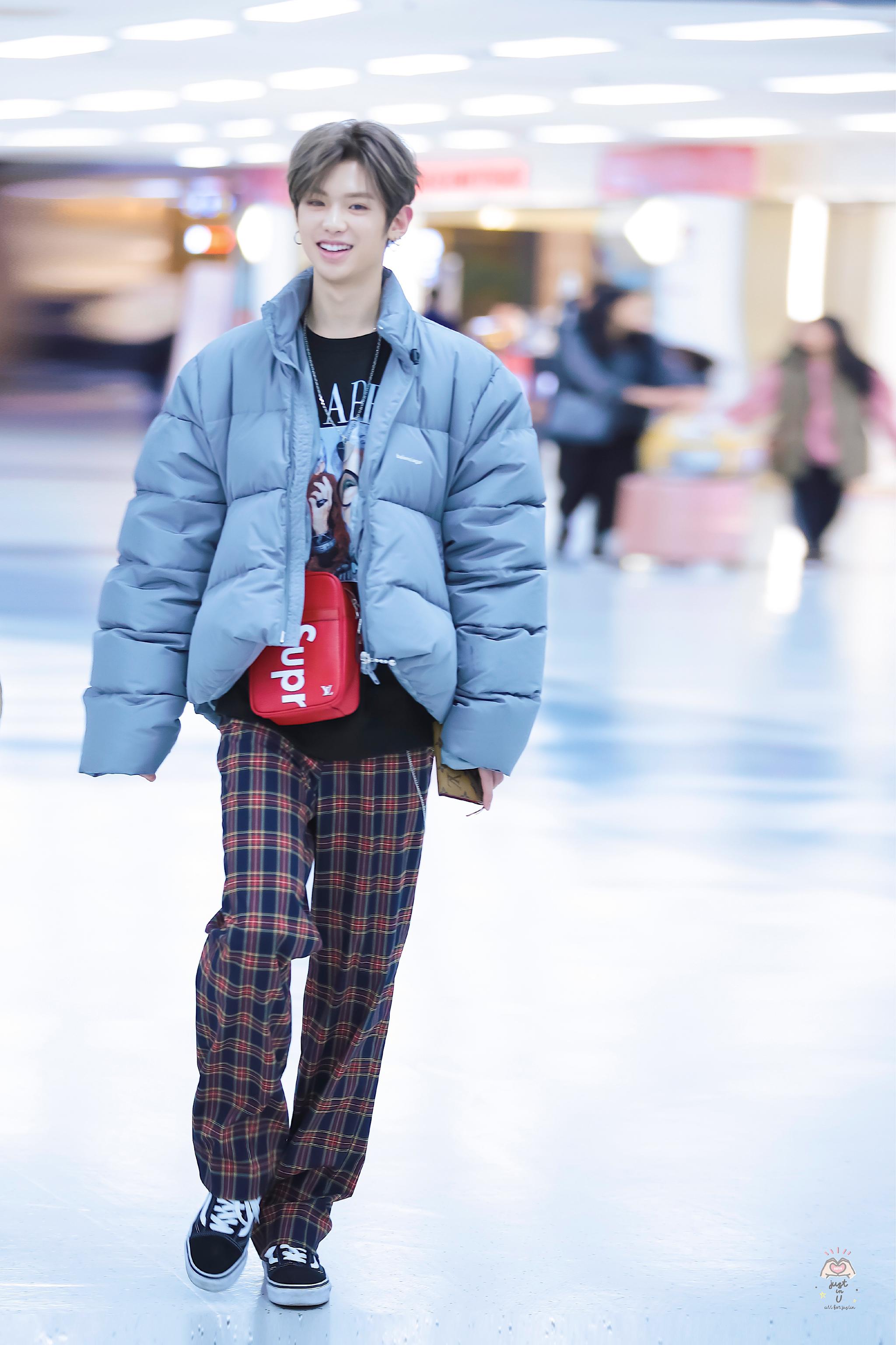 justin回国一周年 justin快乐大本营黄明昊justin今早北京出发