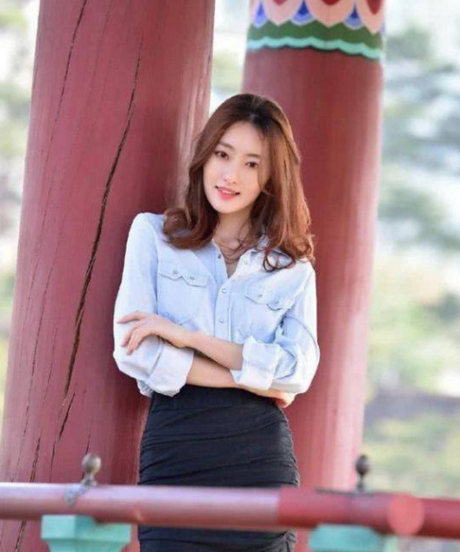 美女翘着十分淑女的二郎腿看起来十分纤长并且形状优美