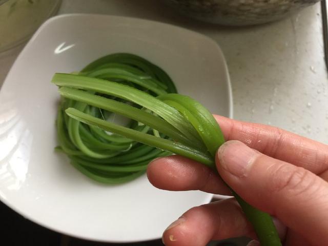 春天吃这道菜防癌,凉拌一下,刚上桌就被抢没|蒜苔|凉拌|防癌_新浪新闻
