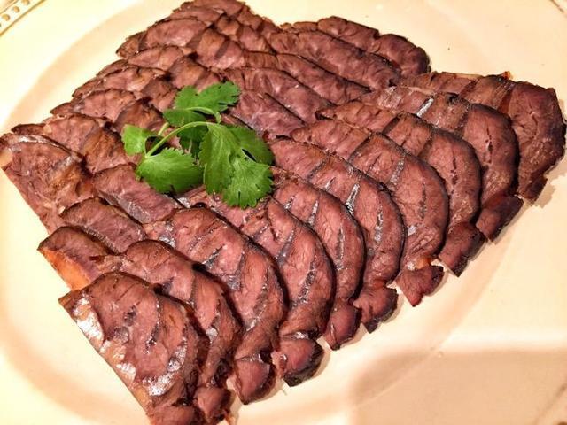 【醬牛肉】:牛腱子肉600g,海鹽一大勺,八角2個,桂皮2片,香葉3片,幹