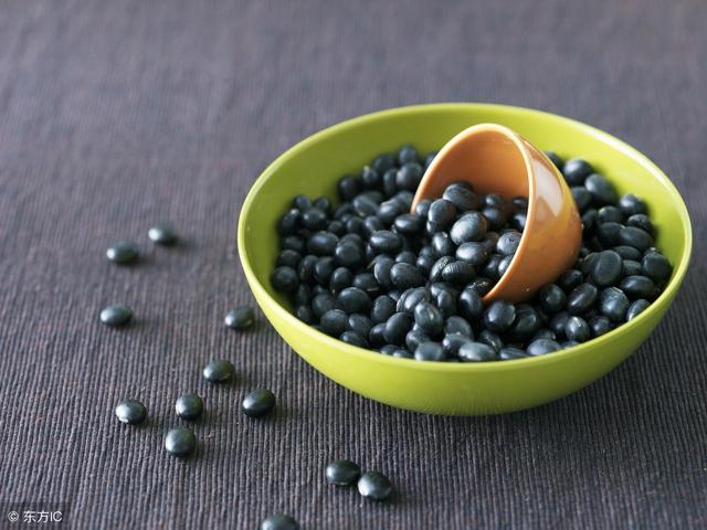 中医上认为,机体的五脏与食物的颜色有着较为密切的关系,黑豆不仅能够