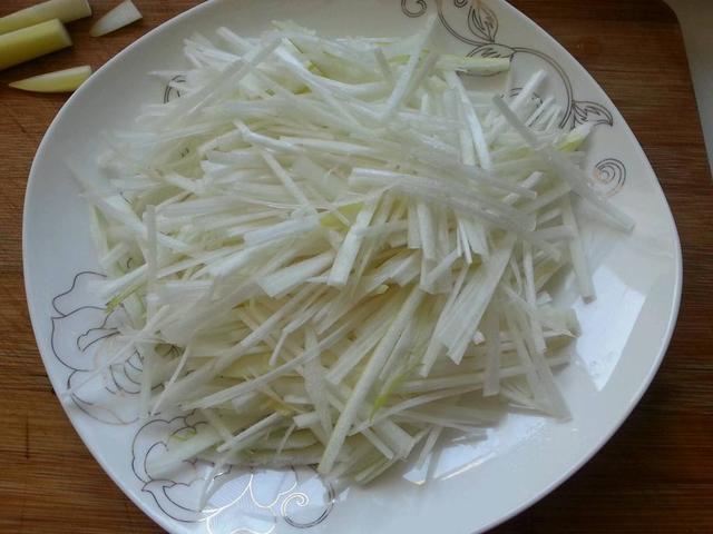 葱白丝将鱼放入竹筒,鱼嘴里放了一只虾4,蒸锅大火水沸后大火十五分钟