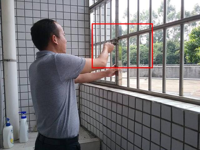 阳台防盗窗漏装一把锁奉劝你赶紧重装出了事都没法救命害怕