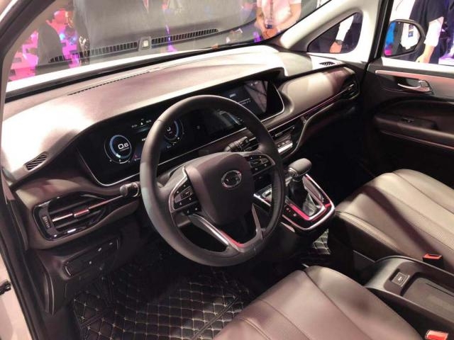 内饰方面,广汽传祺gm6采用了更偏于时尚年轻化的内饰设计,整个中控台