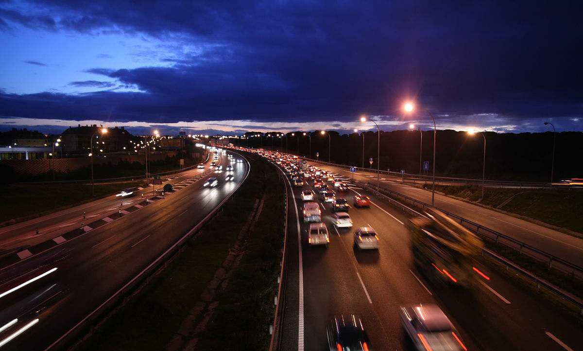 夜晚高速行车如何通过灯光识别路况学会了才安全