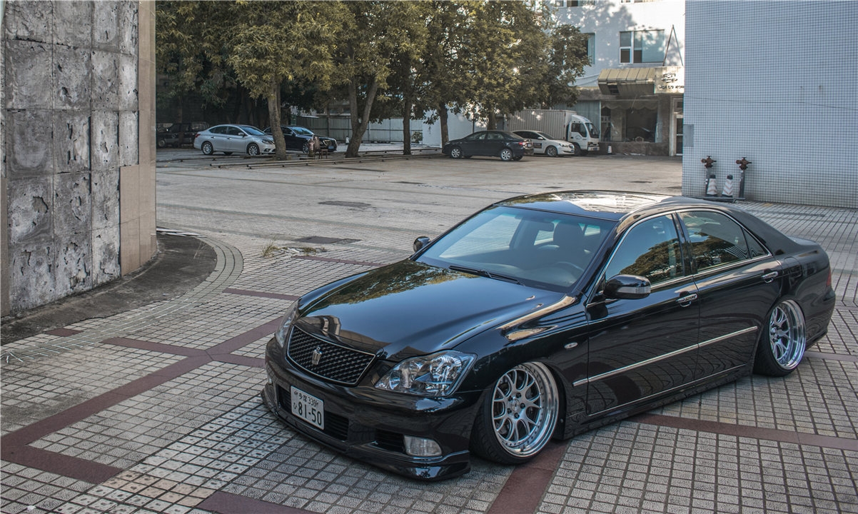 处女座改装玩家有多洁癖这辆低趴丰田皇冠告诉你