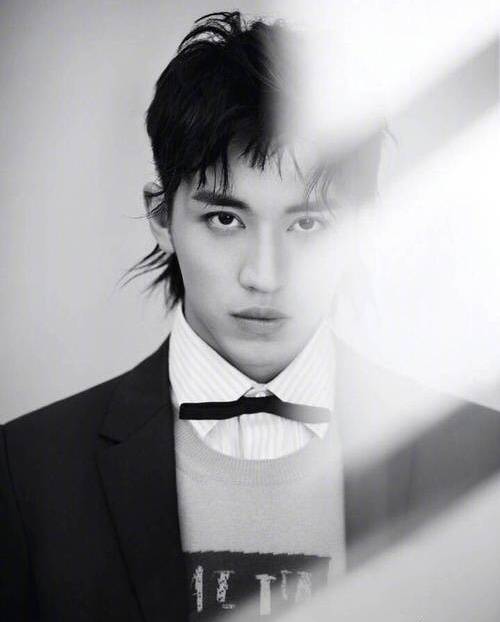 又一个解锁鲻鱼头发型的男星出现了!鹿晗@m鹿m 搭配蓝西装清爽亮相