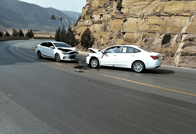 科沃兹强行超车正面碰撞别克威朗 网友:同是美系车差距那么大!