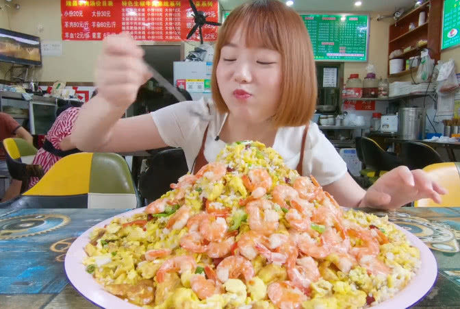 大胃王余多多吃50个鸡蛋的豪华蛋炒饭,再加50颗虾仁,太美味