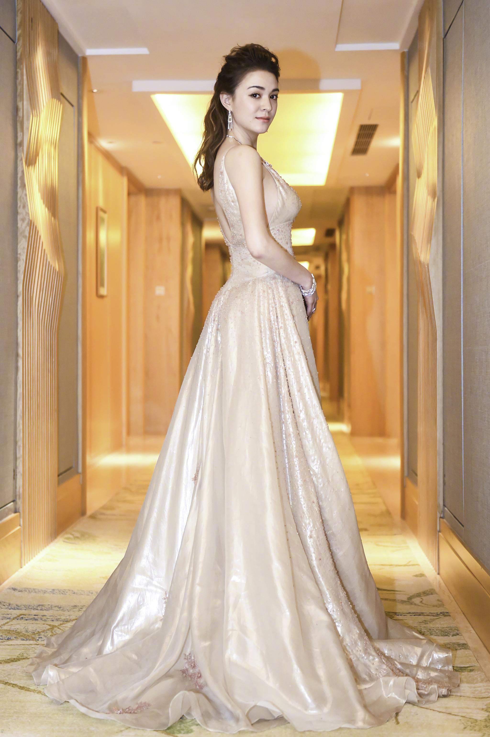 身穿礼服出席华鼎奖红毯