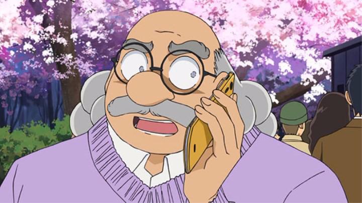 阿笠博士正在跟黑衣组织打电话,看他的表情,可能被柯南发现了