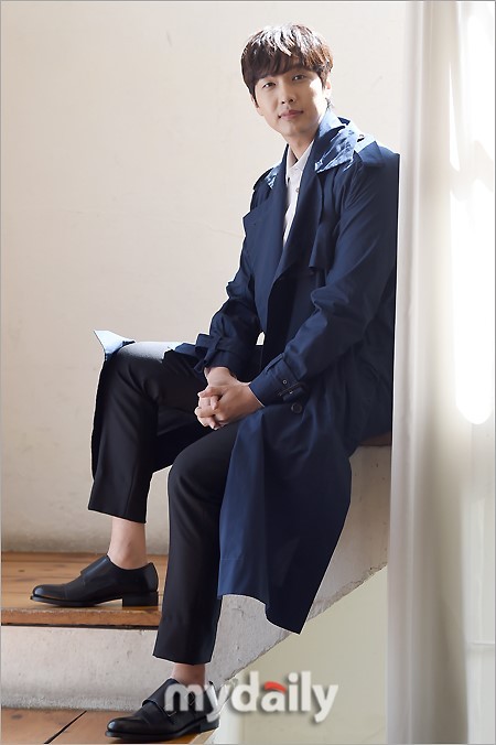 韩国艺人池贤宇首尔出席新片《杀人小说》访谈会_新浪看点