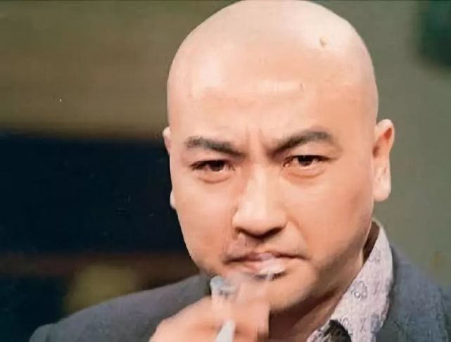 他是周润发吴孟达的班长,为当演员偷渡到香港,自嘲躺着拍坠楼戏