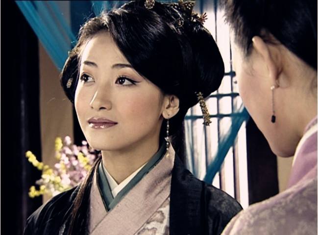 女星"一袭银装素裹":杨紫冷艳,杨幂水灵,但她却是惊艳了时光