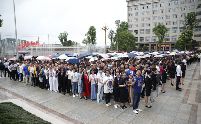 公司总经理龙明华主持开馆仪式