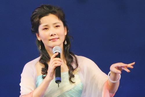 第二部分就是演员,86年何赛飞参演了自己第一部电影《红楼梦》,96年