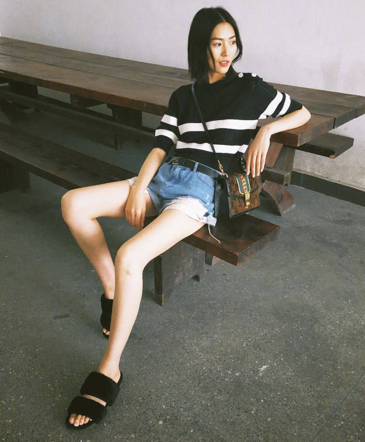 果然是超模,刘雯连拖鞋都比一般人的长好多,难怪没在维密上摔跤