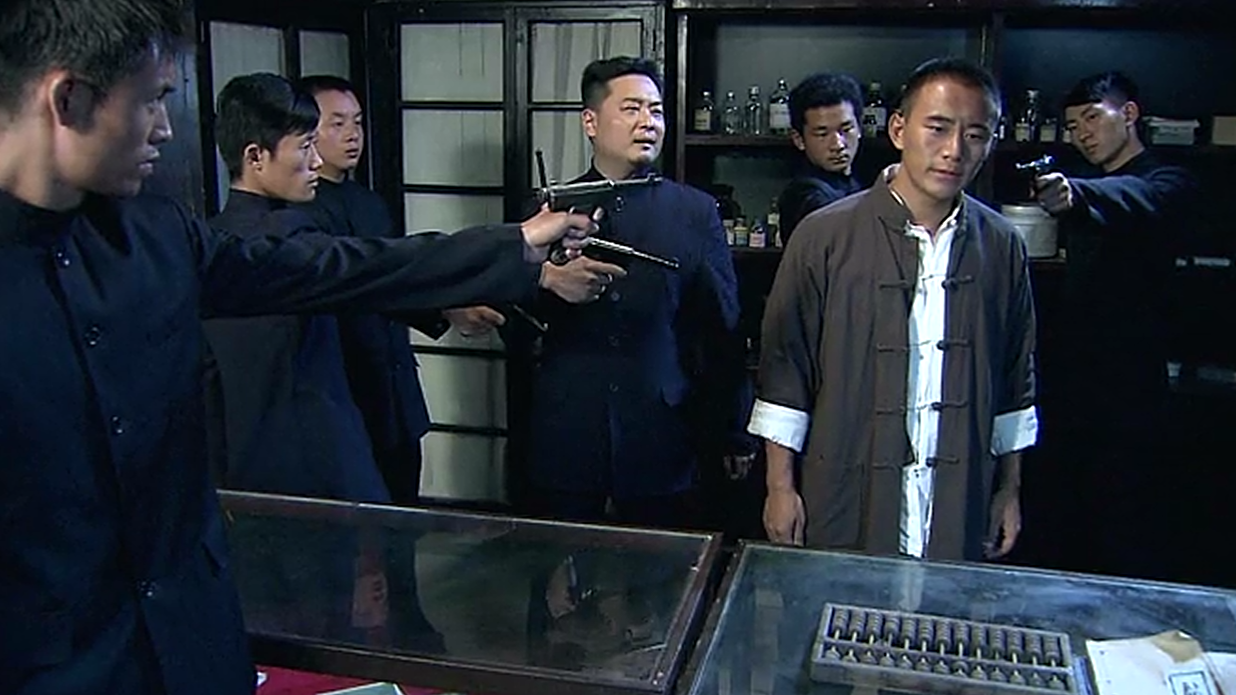 八路军特工潜入敌区被汉奸抓住,没想到女八路独自一人把他救出来