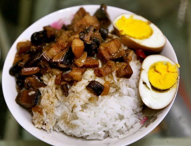 为家人做一道好吃可口的下饭菜:卤肉饭