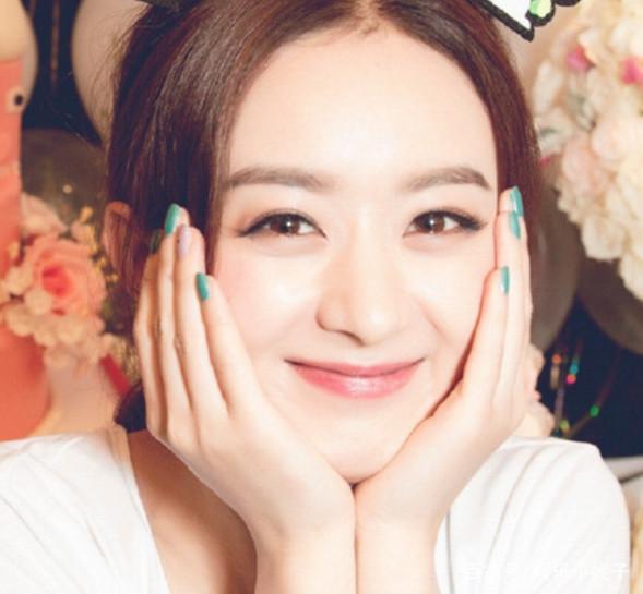 盘点娱乐圈十大当红女星的捧脸照看看谁最呆萌