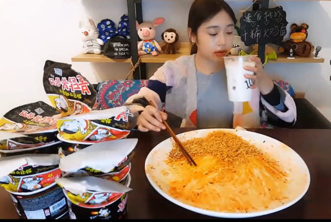 大胃王朵一3分吃完10桶火鸡面,辣到鼻涕流,密子君用时16分