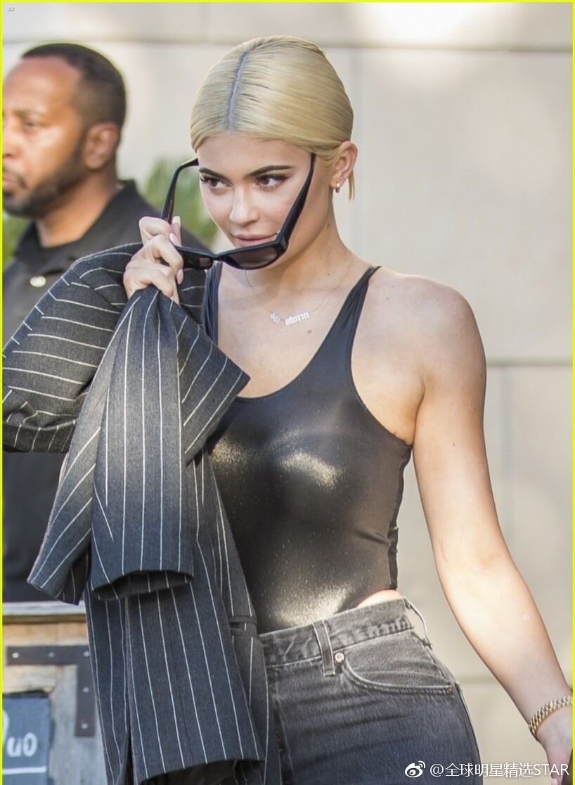 社交名媛凯莉詹娜与男友travisscott逛珠宝店引起订婚传闻