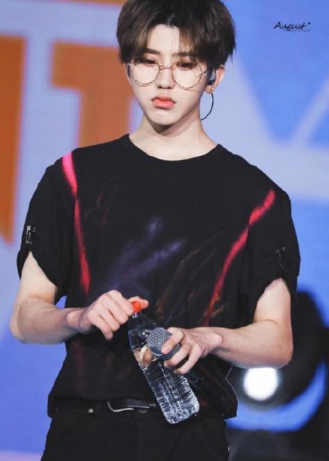 《花路之旅》的老师说,蔡徐坤是最突出的成员?ikun的评论亮了!