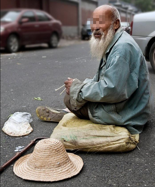 老乞丐街上捡钱包自己抽出五十,失主赶来后没责怪他还多给他五百
