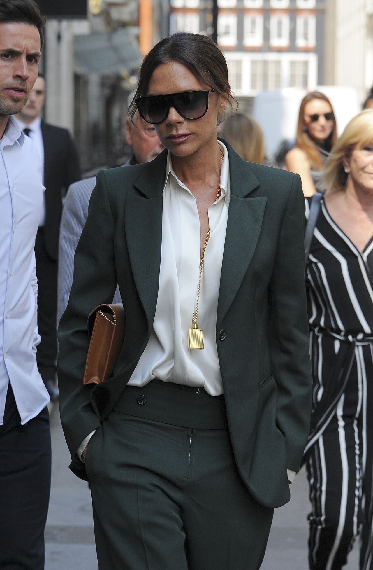 贝嫂伦敦街头街拍,这套西服非常地中性化了!