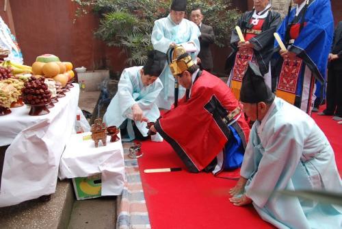 重庆发掘一座皇帝陵,4万韩国人跑来认祖归宗,现在每年都来祭祖|朱元璋