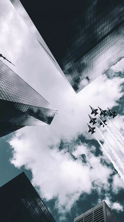 一般来说,当镜头越靠近被摄主体且仰角角度越大时,透视变形的情况就会