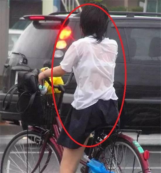 下班路上遇见被雨淋湿的姑娘,好心疼,给我机会送你回家