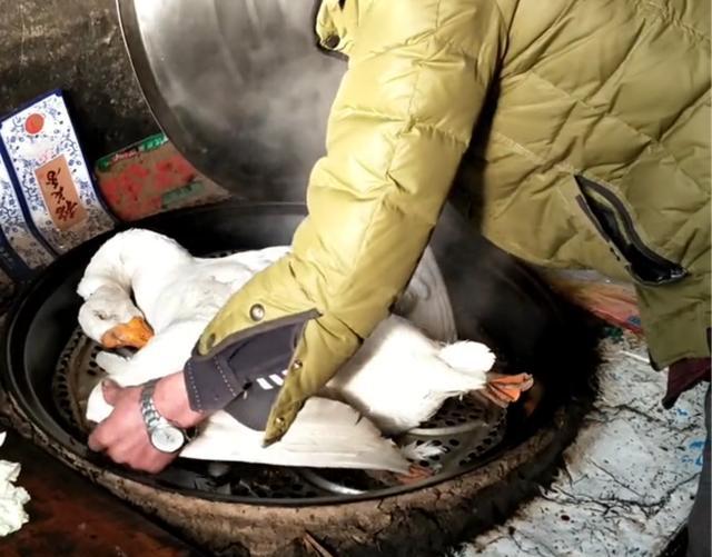 铁锅炖大鹅,不能少了"熏气儿"这一步,好不好吃就靠它!