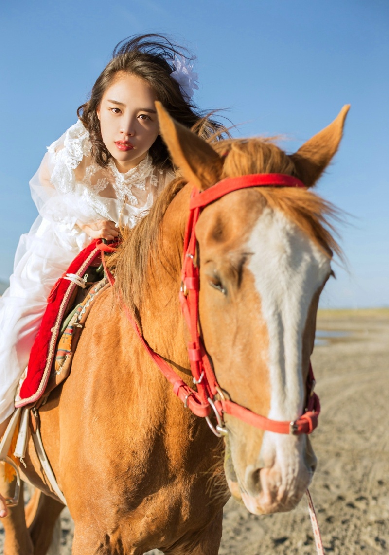马背上的白裙高挑美女高颜值迷人写真集67676767微相册微博