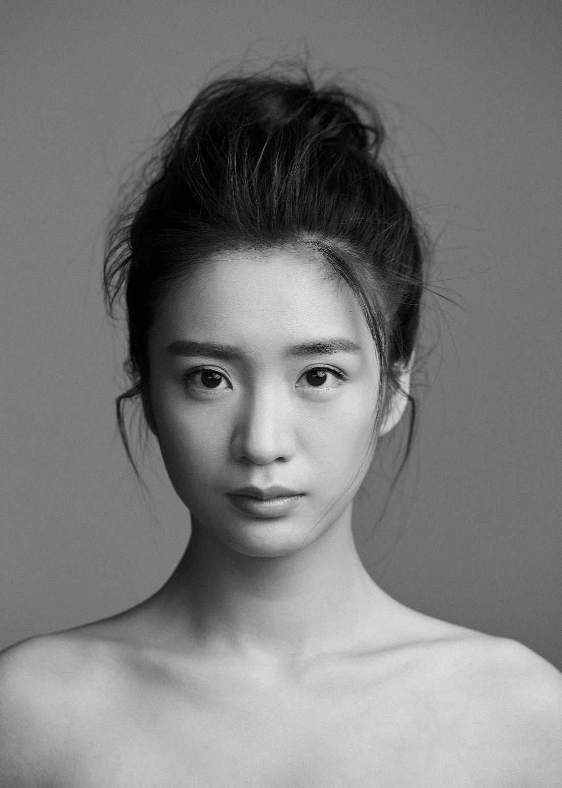 彭豆豆曝光黑白写真 笑容灿烂甜美气质尽显