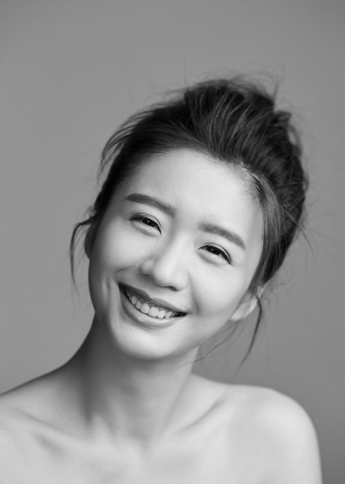 彭豆豆曝光黑白写真 笑容灿烂甜美气质尽显