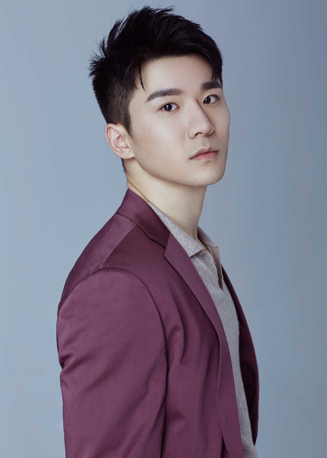 曾虹畅曝新写真尽显好身材深邃眼神显成熟魅力