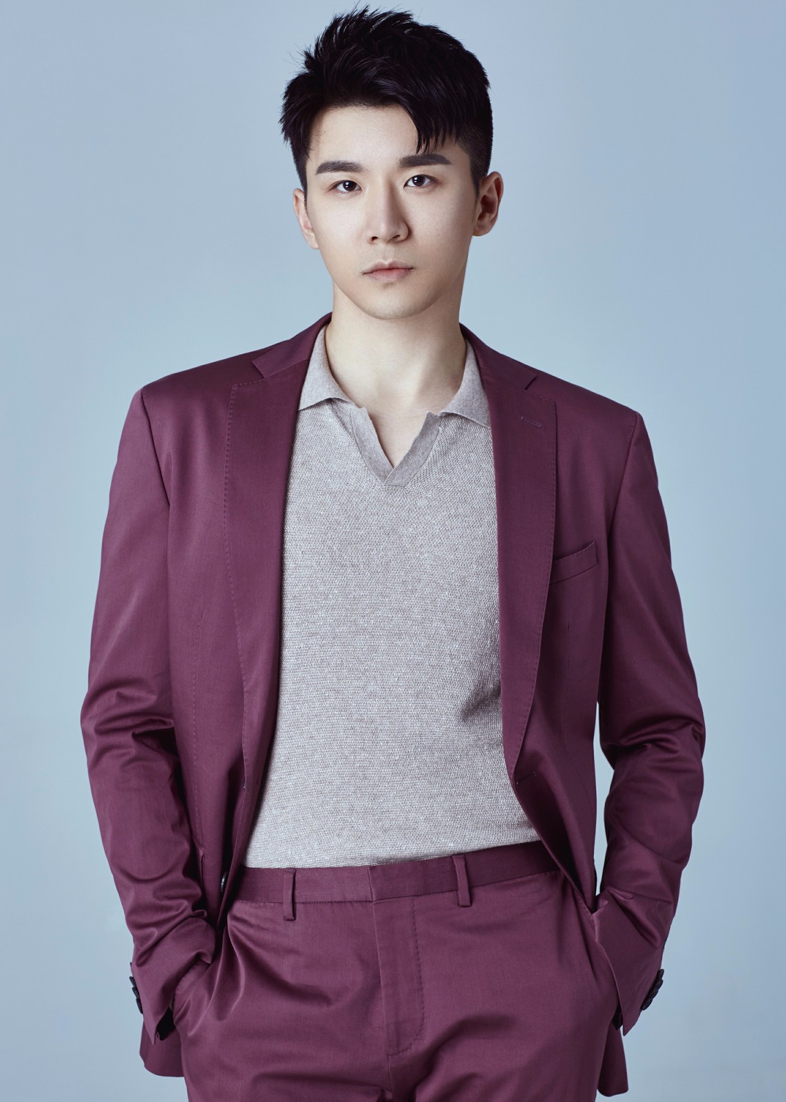 曾虹畅曝新写真尽显好身材深邃眼神显成熟魅力