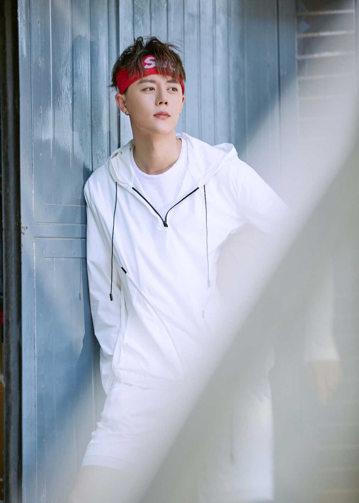 图组:陈奕恩曝最新夏日写真 校队学长look大展"长腿杀"