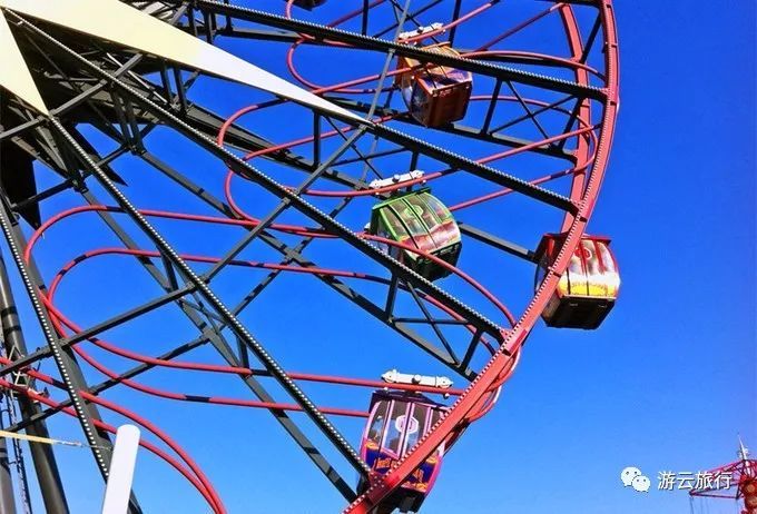 座舱便可以随着重力沿轨道前后滑动这样当摩天轮旋转时选择在摩天轮