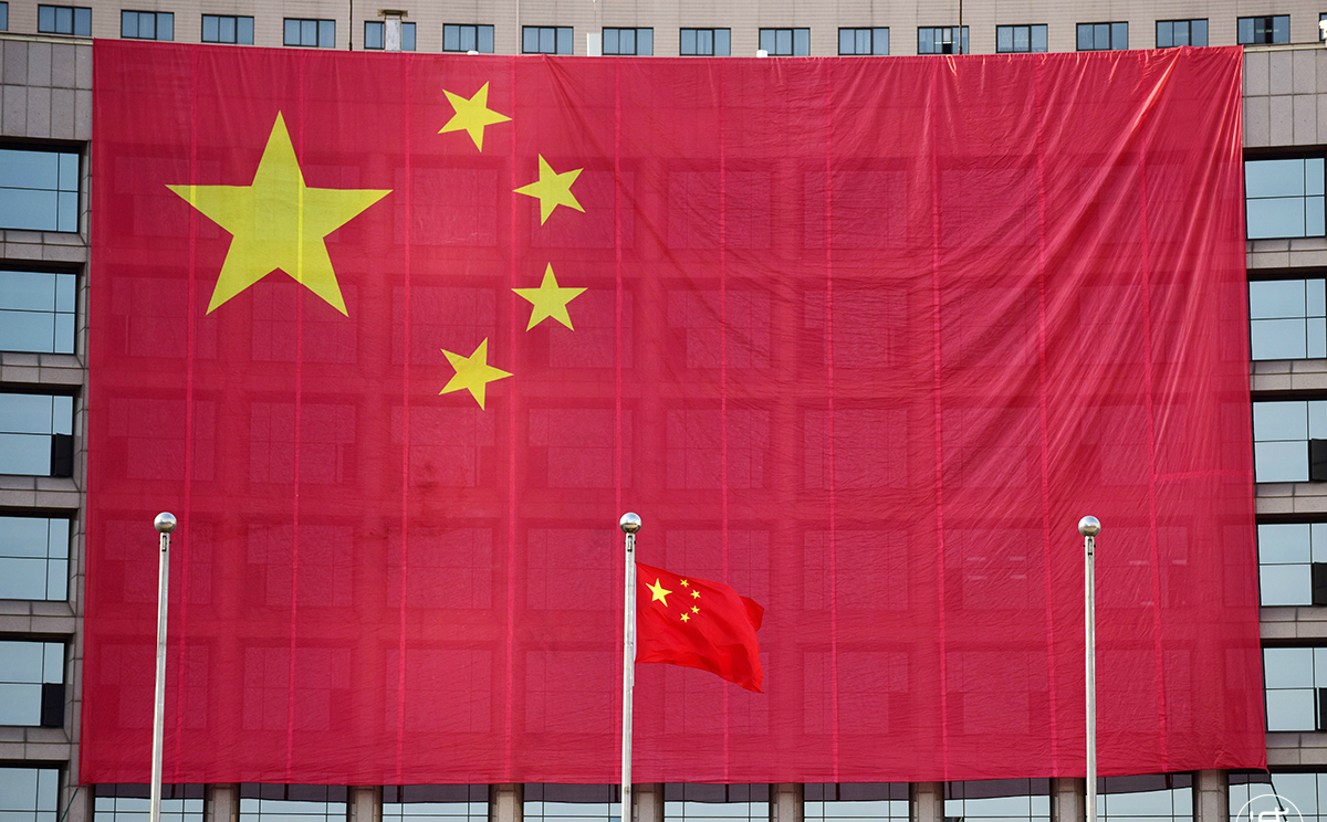 青岛香港中路现巨幅五星红旗足足有6层楼高