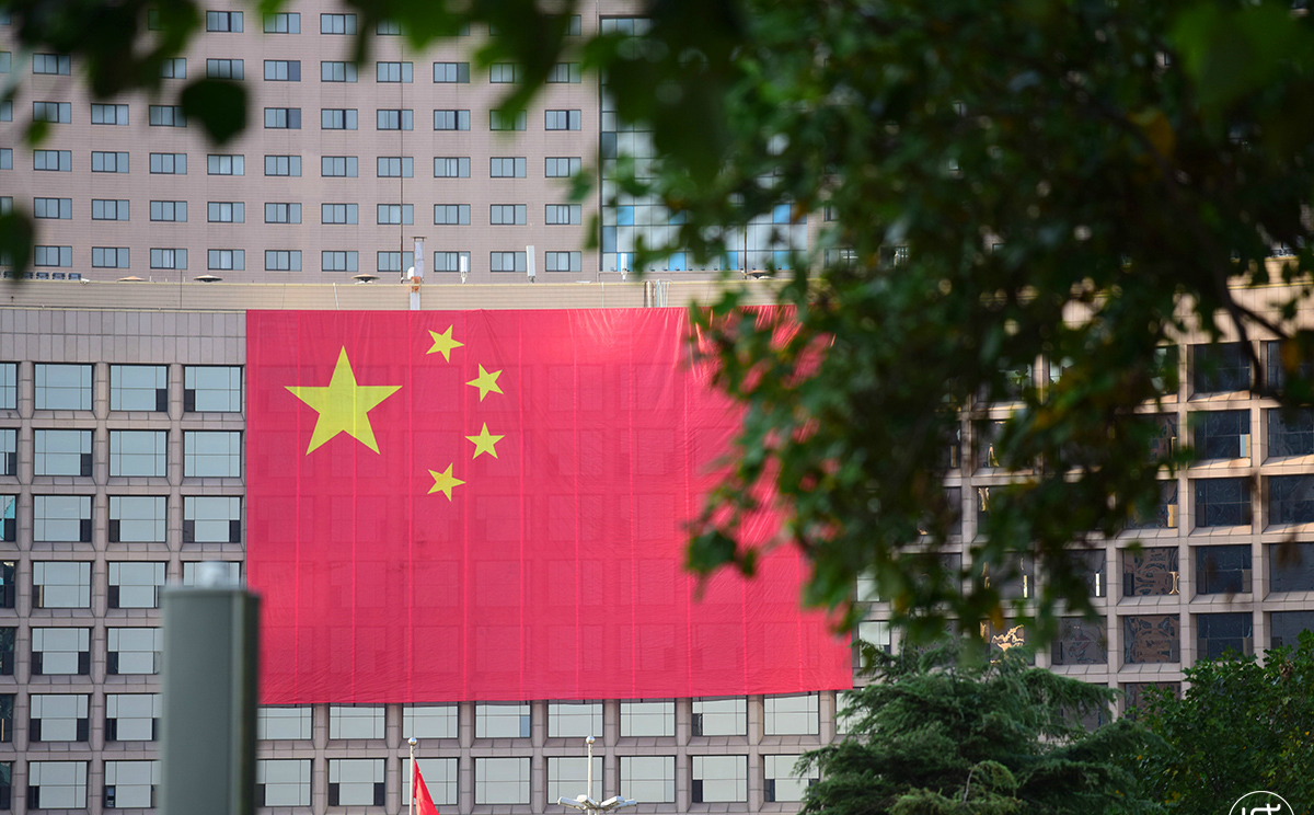 青岛香港中路现巨幅五星红旗足足有6层楼高|五星红旗|政府大楼|中路