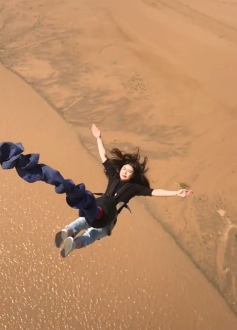 "蹦极"美女意外走红,准备纵身一跃那刻,网友:还想再看!