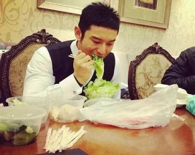 明星吃饭的样子,景甜随意,谢娜优雅,林心如被"吐槽"