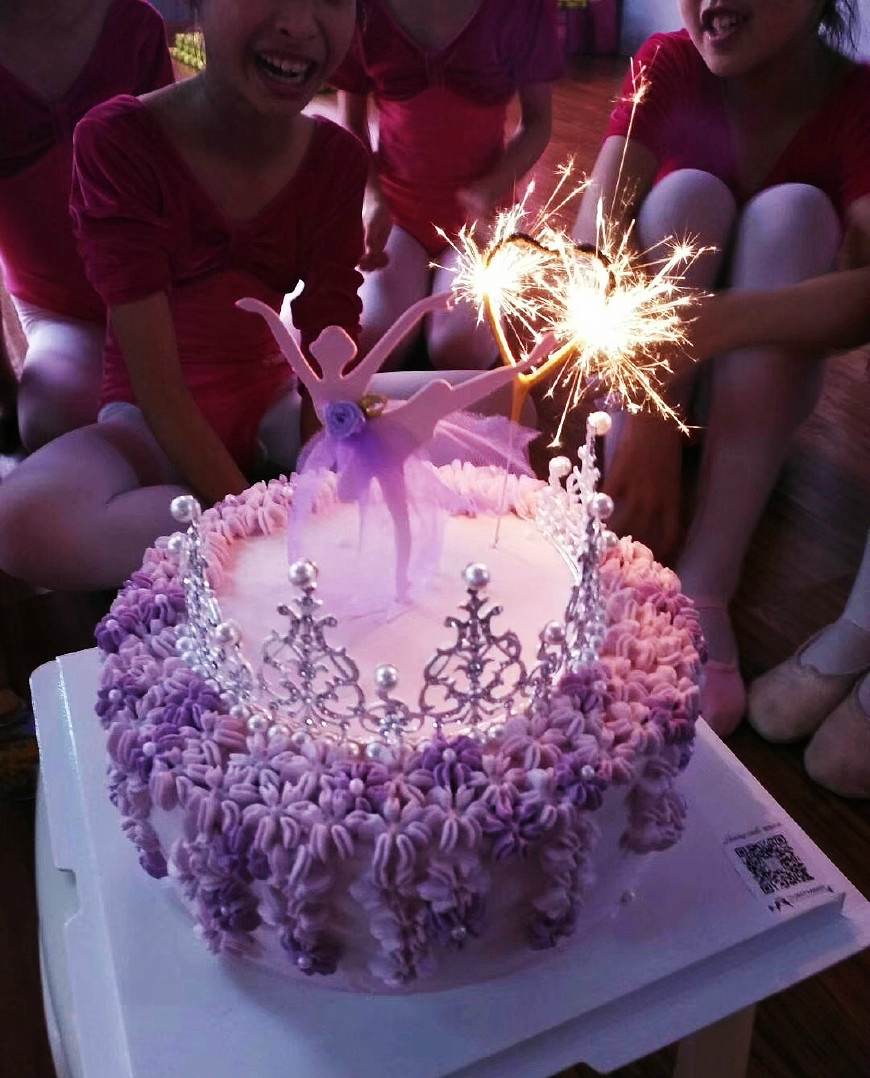 西风渐进,现在的孩子都喜欢用蛋糕和蜡烛庆祝生日