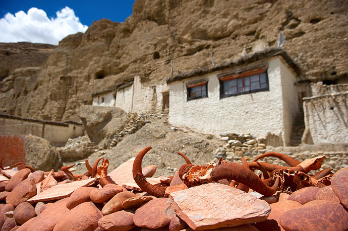 古宫寺山脚下是普兰县的老城区,现已废弃,房屋大多空置,道路两旁堆积