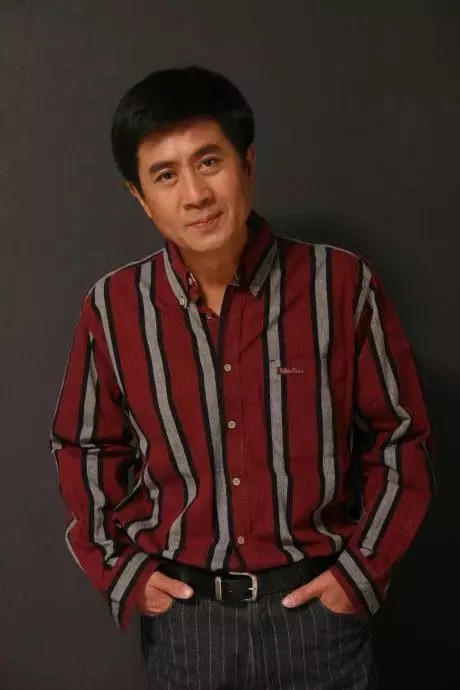 他曾献上大荧幕第一吻与唐国强齐名从商却破产儿子超帅