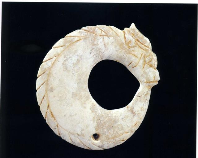 河南偃师二里头遗址,湖北武汉盘龙城遗址和四川广汉三星堆遗址均发现