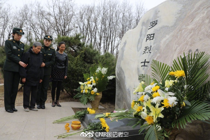 驻沈某部官兵祭奠歼15舰载机工程总指挥罗阳烈士