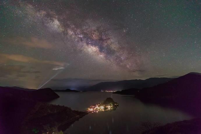 星垂平野阔月涌大江流